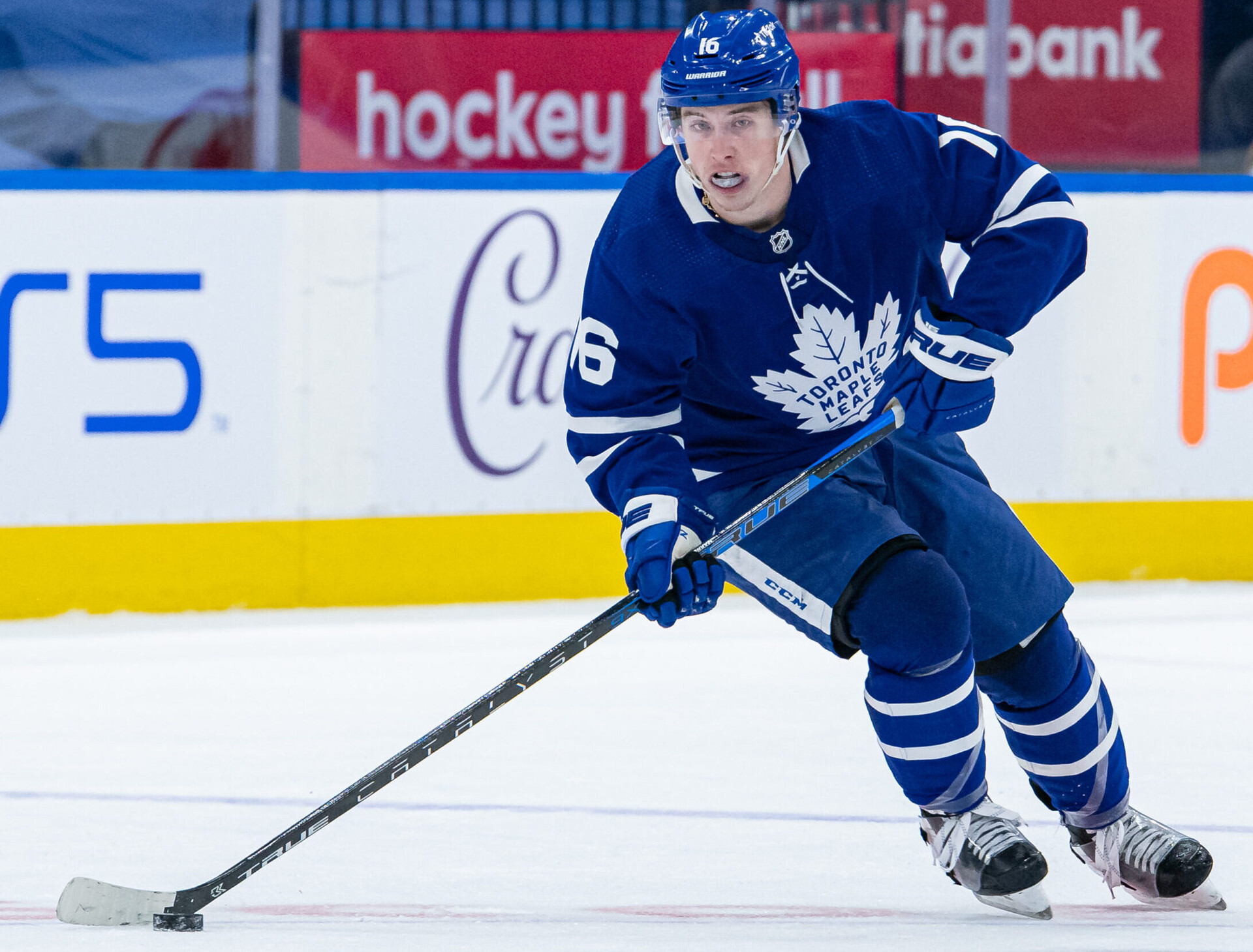 Toronto Maple Leafs Right Wing Mitchell Marner (16) skates