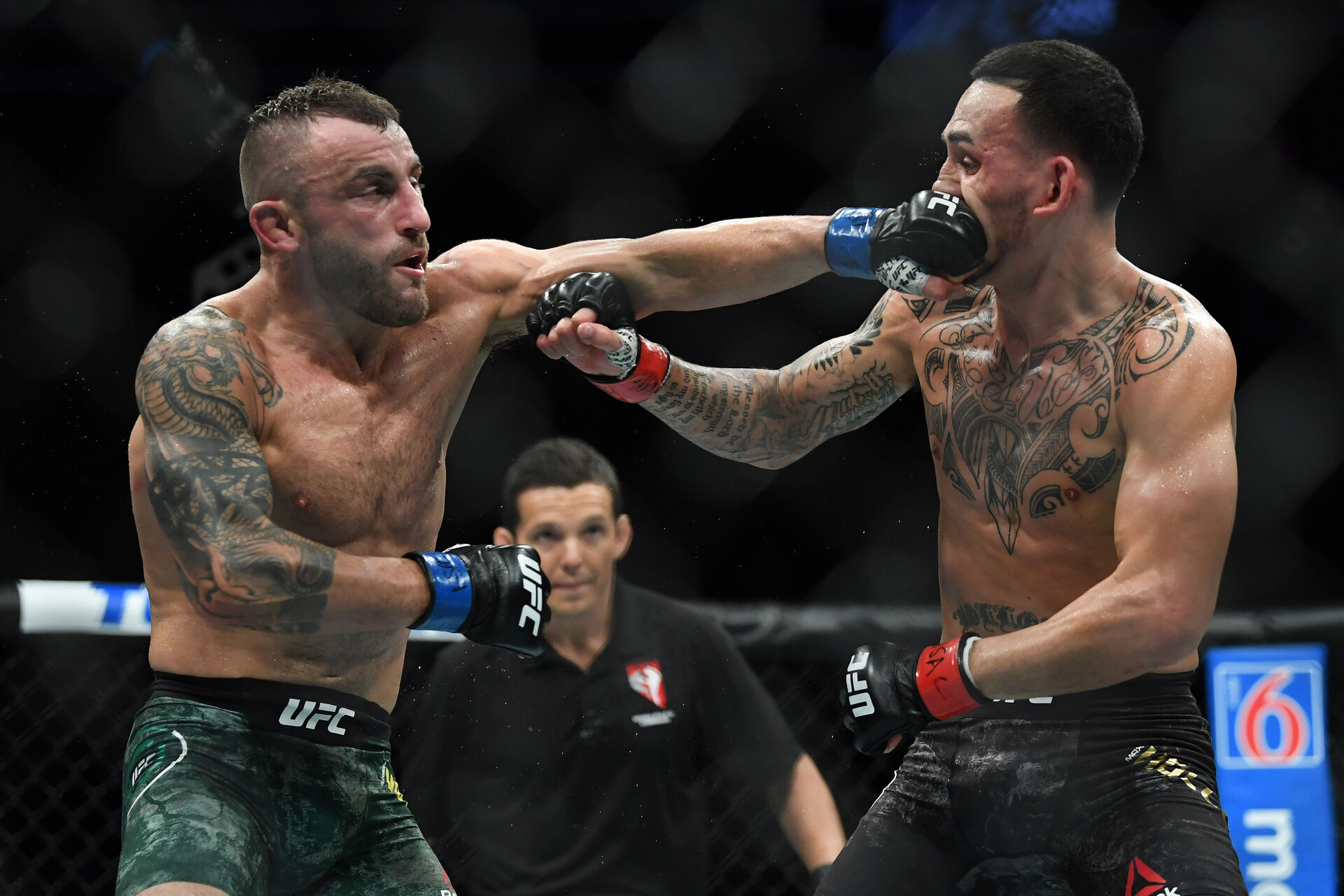 Alexander Volkanovski (left) lands a left hook on the nose of Max Holloway during UFC 245
