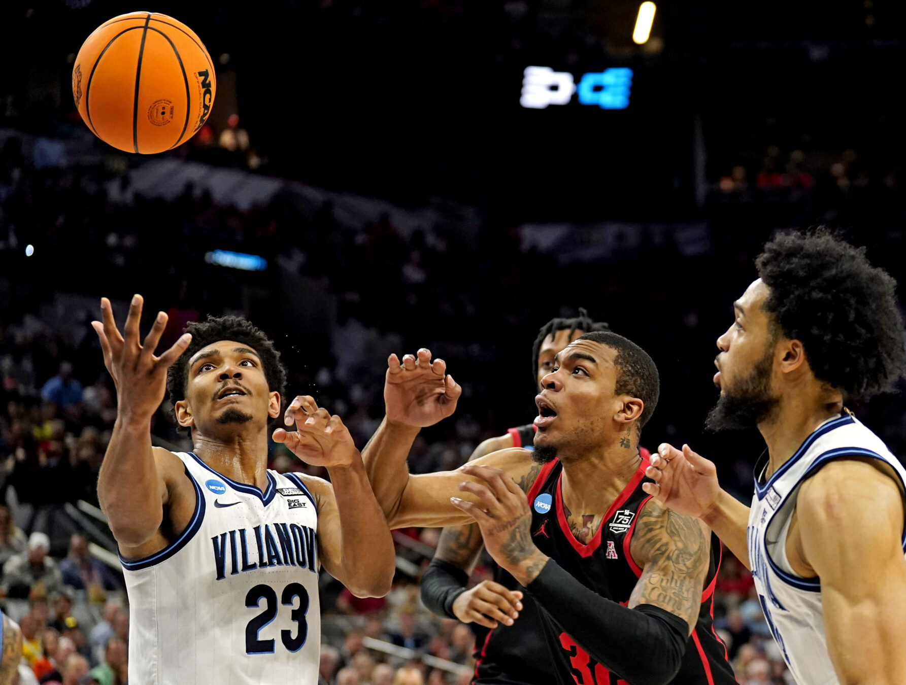 Houston Cougars forward Reggie Chaney (32) and Villanova Wildcats forward Jermaine Samuels (23) go for the ball during the second half in the finals of the South regional of the men's college basketball NCAA Tournament at AT&T Center in San Antonio on Saturday, March 26, 2022.