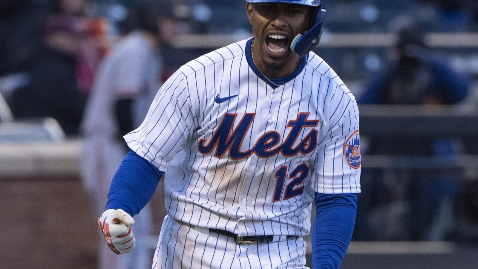 New York Mets shortstop Francisco Lindor shouts and pumps his fists after hitting a game-winning single against the San Francisco Giants