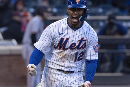 New York Mets shortstop Francisco Lindor shouts and pumps his fists after hitting a game-winning single against the San Francisco Giants
