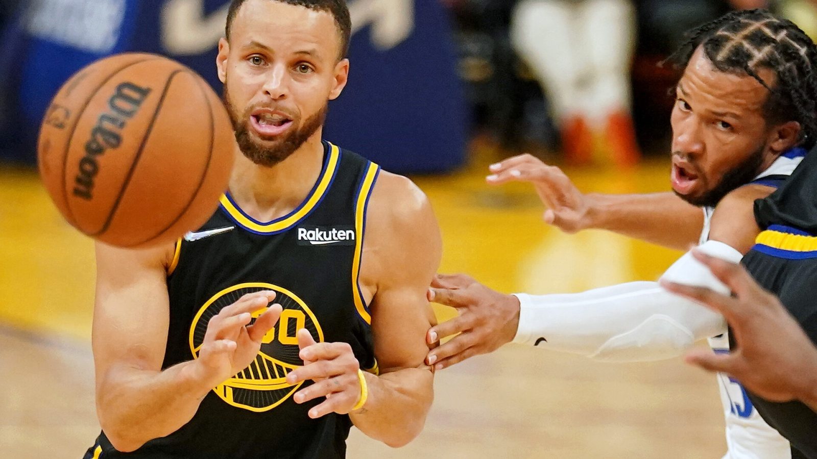 Golden State Warriors guard Stephen Curry, left, watches the ball against the Dallas Mavericks during the second half during game five of the 2022 western conference finals at Chase Center on May 26, 2022.