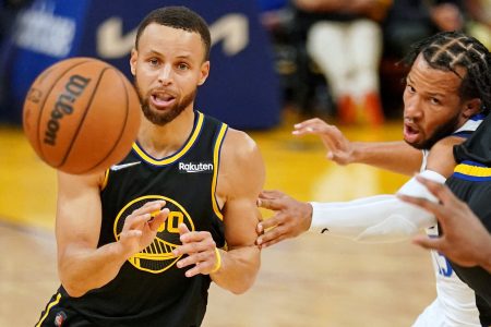 Golden State Warriors guard Stephen Curry, left, watches the ball against the Dallas Mavericks during the second half during game five of the 2022 western conference finals at Chase Center on May 26, 2022.