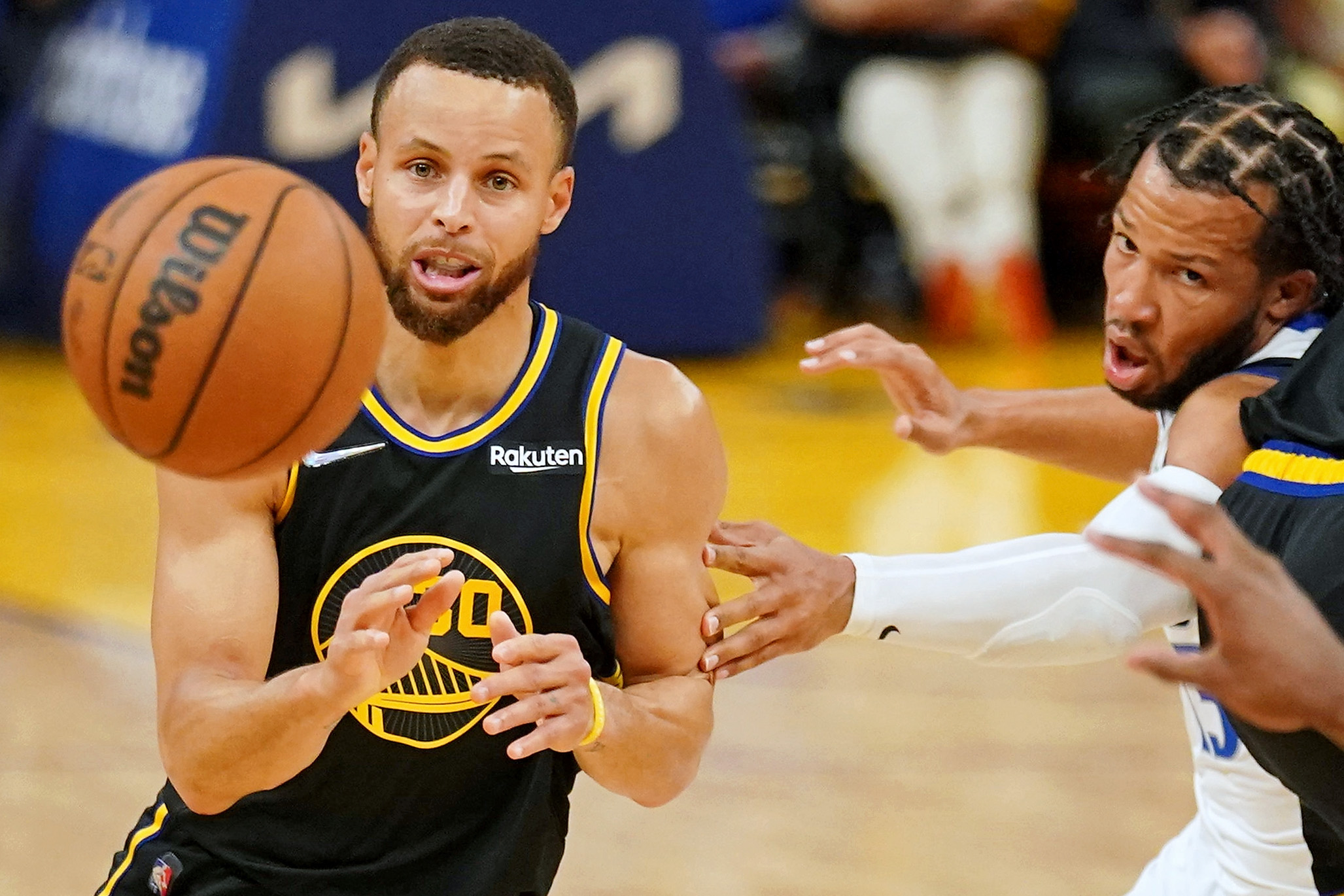 Golden State Warriors guard Stephen Curry, left, watches the ball against the Dallas Mavericks during the second half during game five of the 2022 western conference finals at Chase Center on May 26, 2022.