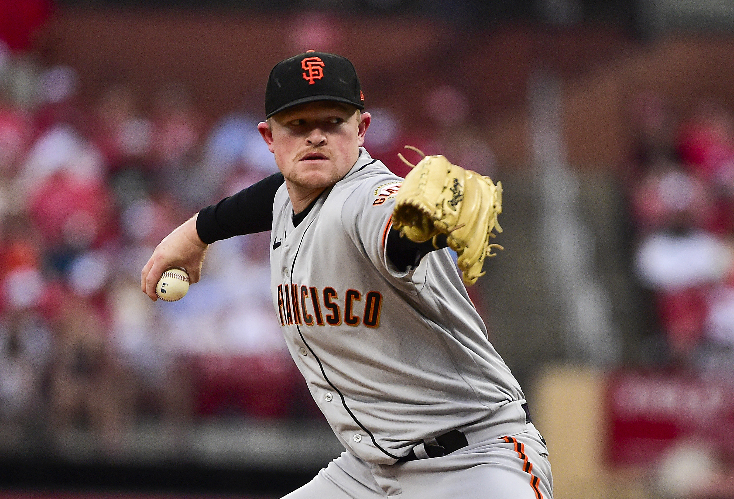San Francisco Giants starting pitcher Logan Webb (62) pitches against the St. Louis Cardinals during the first inning at Busch Stadium.