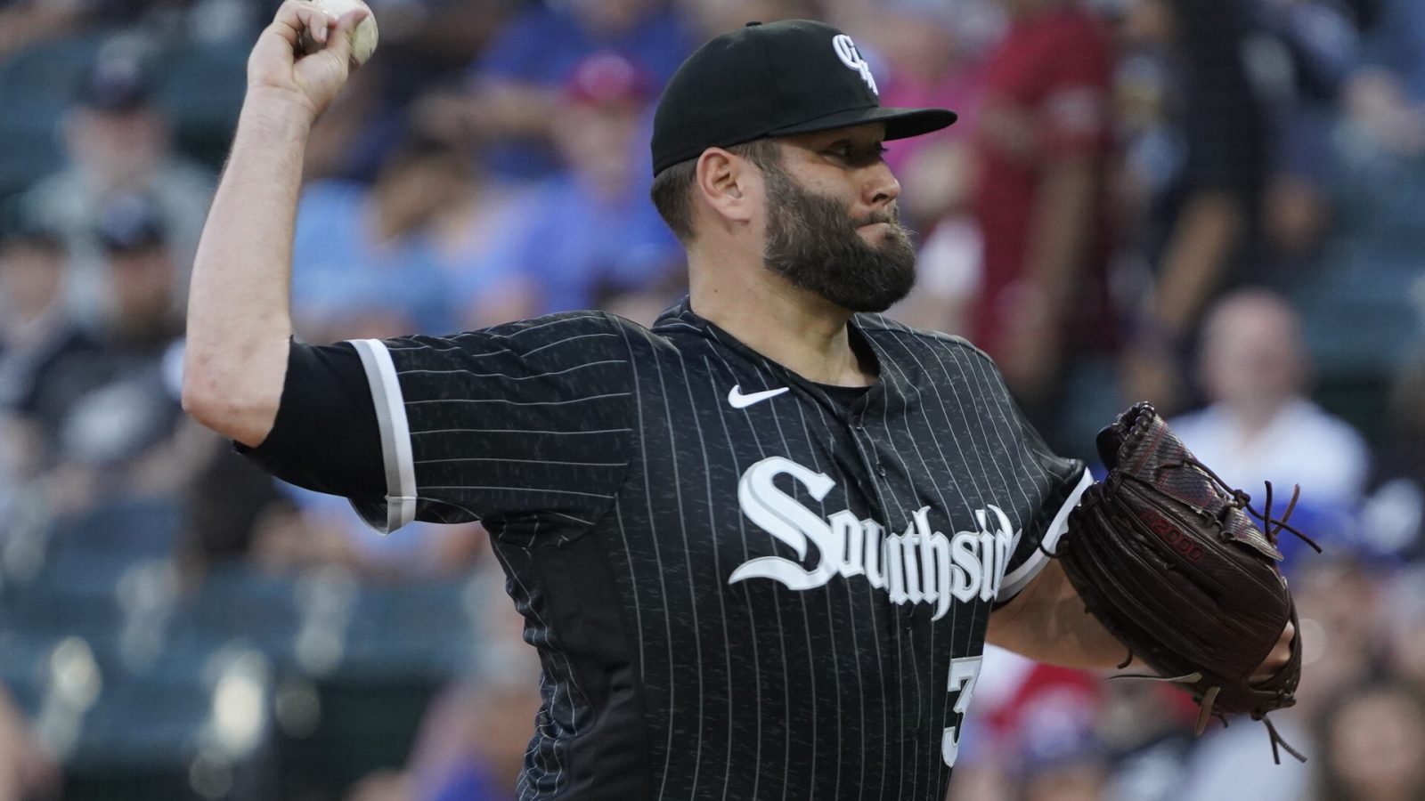Chicago White Sox starting pitcher Lance Lynn (33) throws the ball against the Toronto Blue Jays
