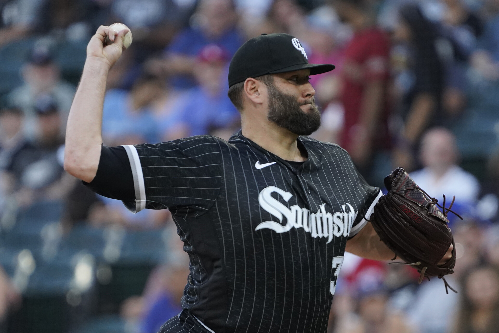 Chicago White Sox starting pitcher Lance Lynn (33) throws the ball against the Toronto Blue Jays