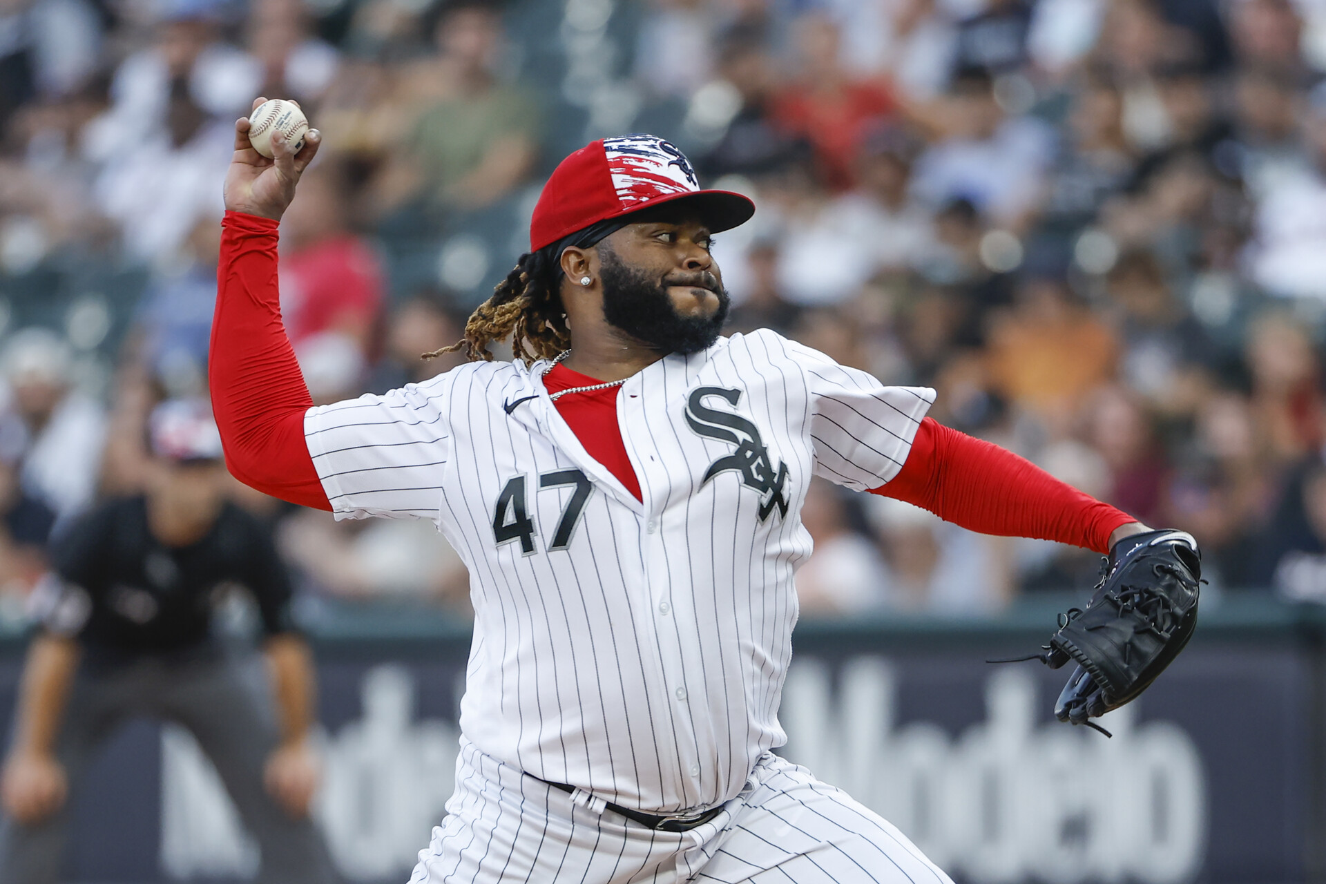 Chicago White Sox starting pitcher Johnny Cueto (47) delivers against the Minnesota Twins