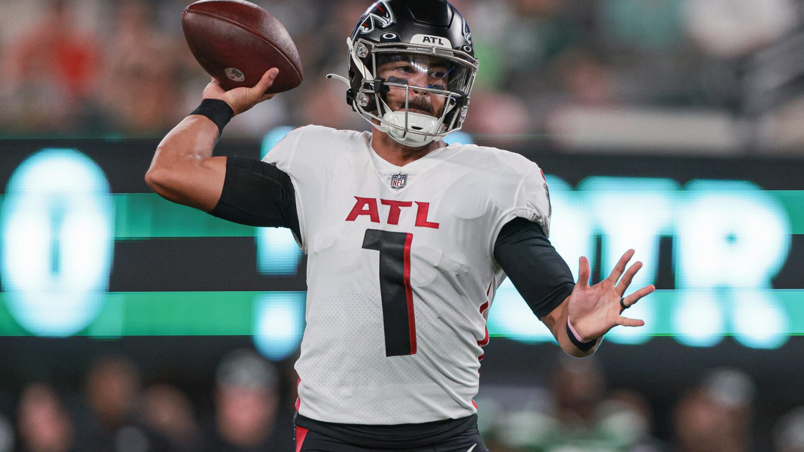 Atlanta Falcons quarterback Marcus Mariota (1) throws a pass during the first half against the New York Jets at MetLife Stadium