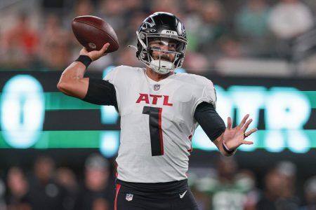 Atlanta Falcons quarterback Marcus Mariota (1) throws a pass during the first half against the New York Jets at MetLife Stadium