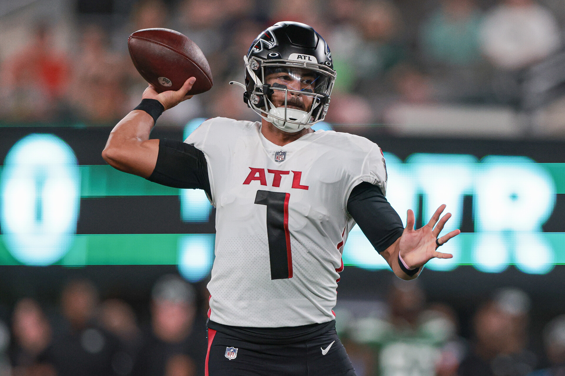 Atlanta Falcons quarterback Marcus Mariota (1) throws a pass during the first half against the New York Jets at MetLife Stadium