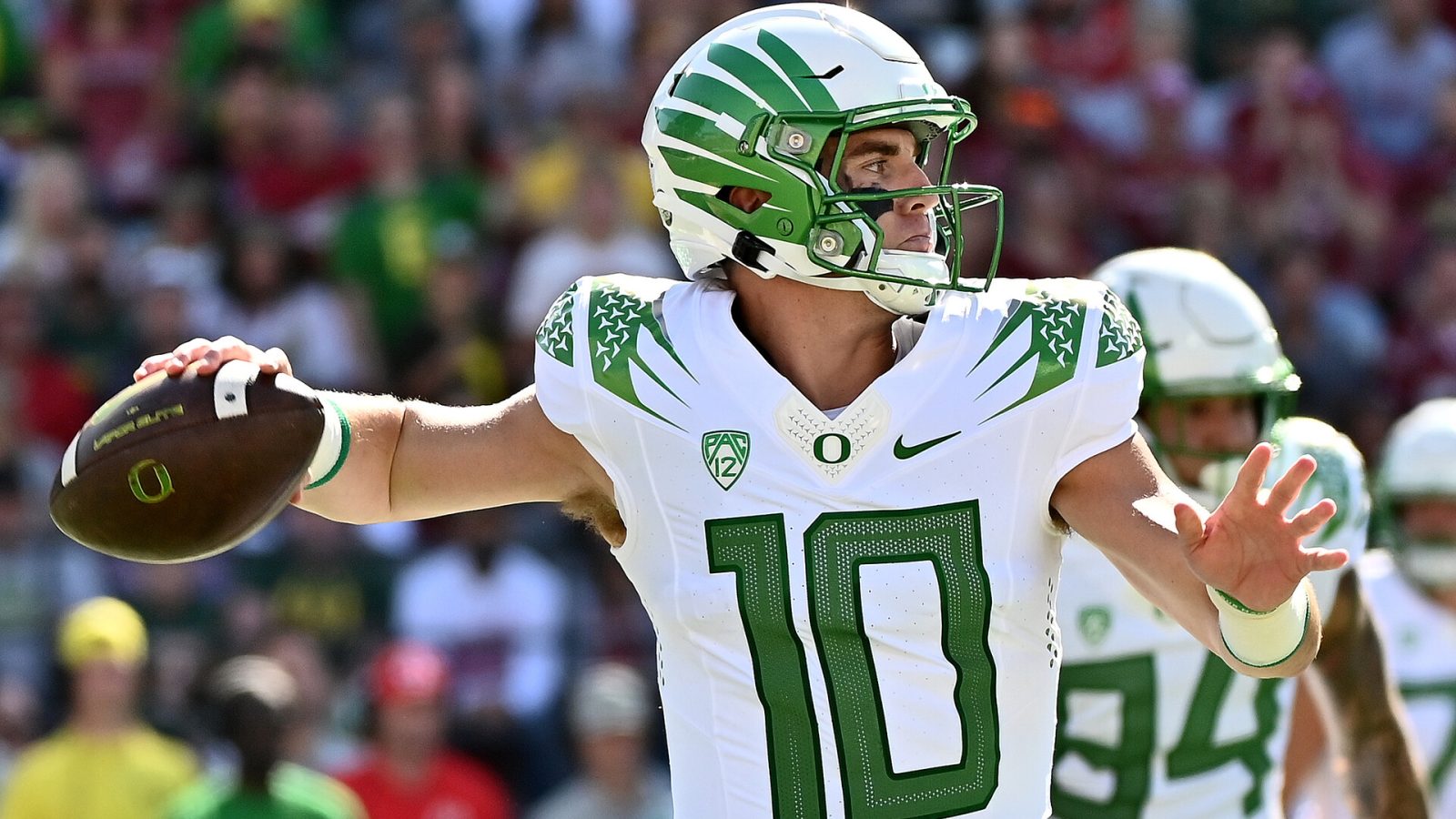 Oregon Ducks quarterback Bo Nix (10) throws a pass against the Washington State Cougars in the first half at Gesa Field at Martin Stadium.