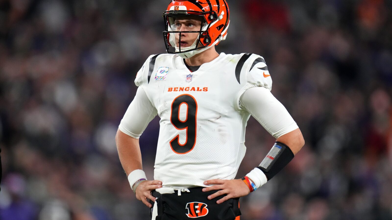 Cincinnati Bengals quarterback Joe Burrow (9) looks up at the scoreboard between plays in the fourth quarter during an NFL Week 5 game against the Baltimore Ravens, Sunday, Oct. 9, 2022, at M&T Bank Stadium in Baltimore. Nfl Cincinnati Bengals At Baltimore Ravens Oct 9 0333