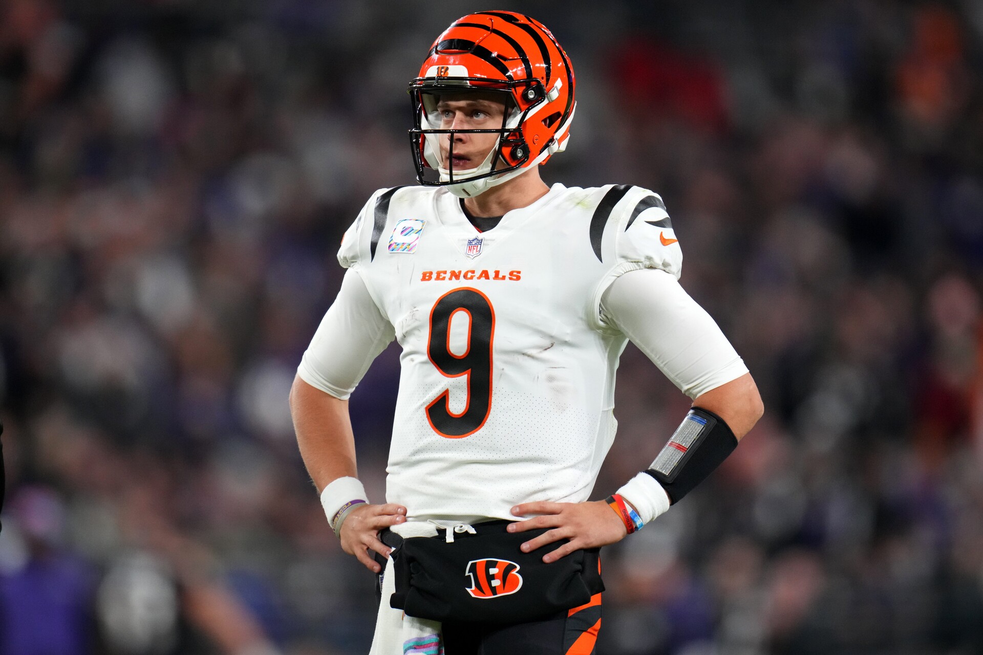 Cincinnati Bengals quarterback Joe Burrow (9) looks up at the scoreboard between plays in the fourth quarter during an NFL Week 5 game against the Baltimore Ravens, Sunday, Oct. 9, 2022, at M&T Bank Stadium in Baltimore. Nfl Cincinnati Bengals At Baltimore Ravens Oct 9 0333