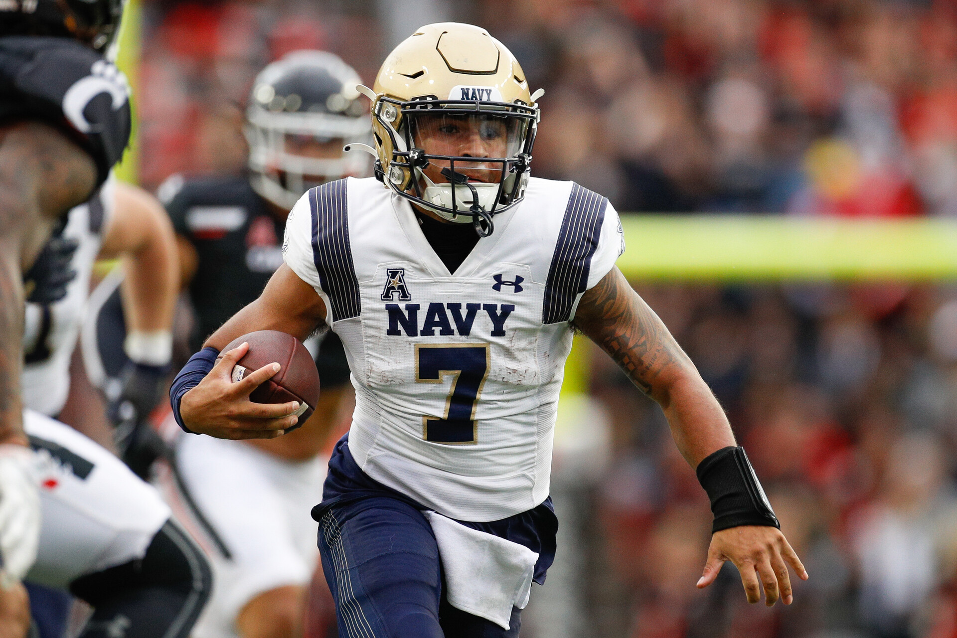 Navy Midshipmen quarterback Xavier Arline (7) carries the ball during the game against the Navy Midshipmen and the Cincinnati Bearcats on November 5, 2022, at Nippert Stadium in Cincinnati, OH.