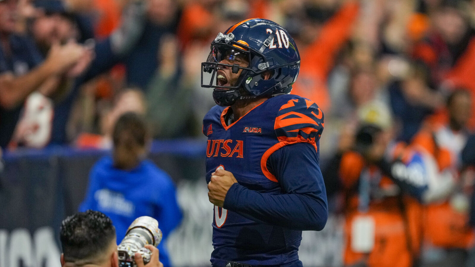 UTSA Roadrunners quarterback Frank Harris (0) celebrates a touchdown in the first half against the North Texas Mean Green at the Alamodome.