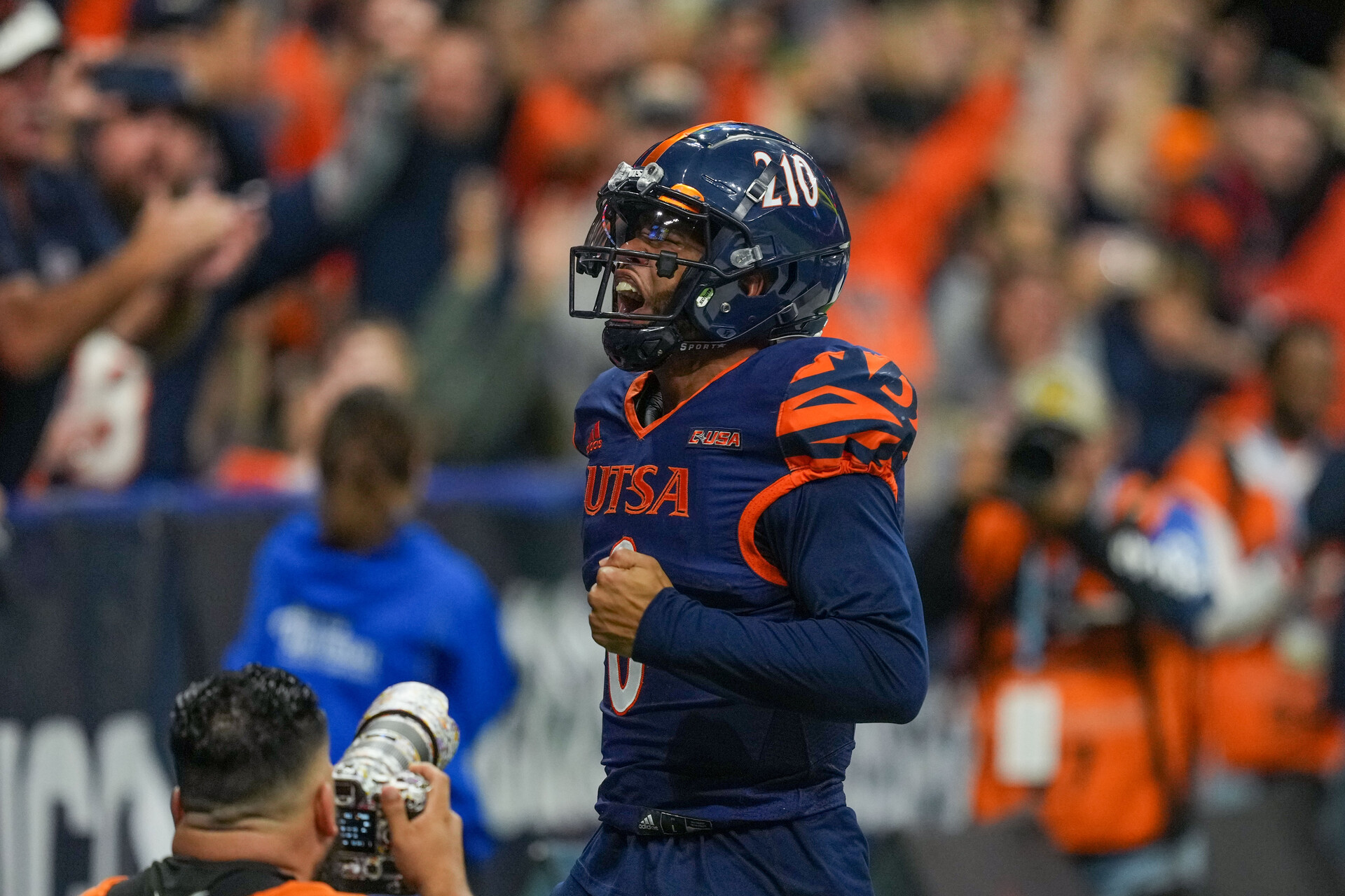 UTSA Roadrunners quarterback Frank Harris (0) celebrates a touchdown in the first half against the North Texas Mean Green at the Alamodome.
