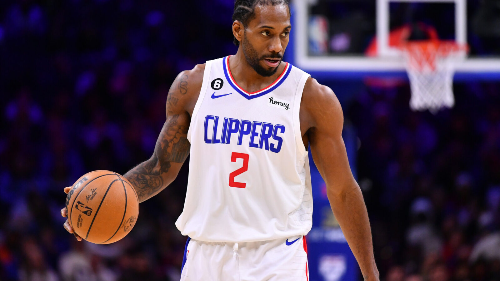 Los Angeles Clippers forward Kawhi Leonard (2) controls the ball against the Philadelphia 76ers in the fourth quarter at Wells Fargo Center.