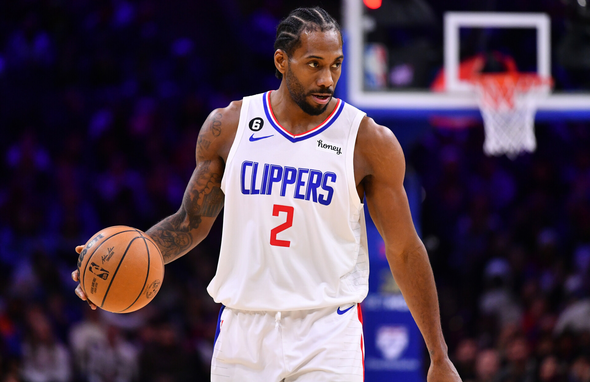 Los Angeles Clippers forward Kawhi Leonard (2) controls the ball against the Philadelphia 76ers in the fourth quarter at Wells Fargo Center.
