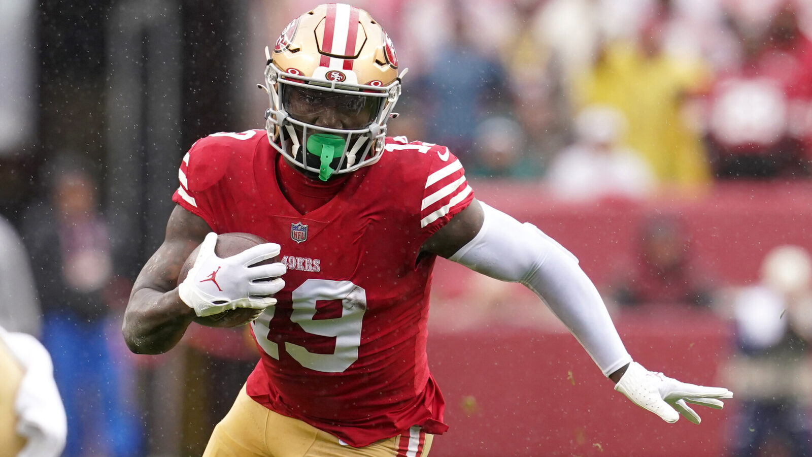 San Francisco 49ers wide receiver Deebo Samuel (19) runs after a catch in the first quarter during a wild card game against the Seattle Seahawks at Levi's Stadium.