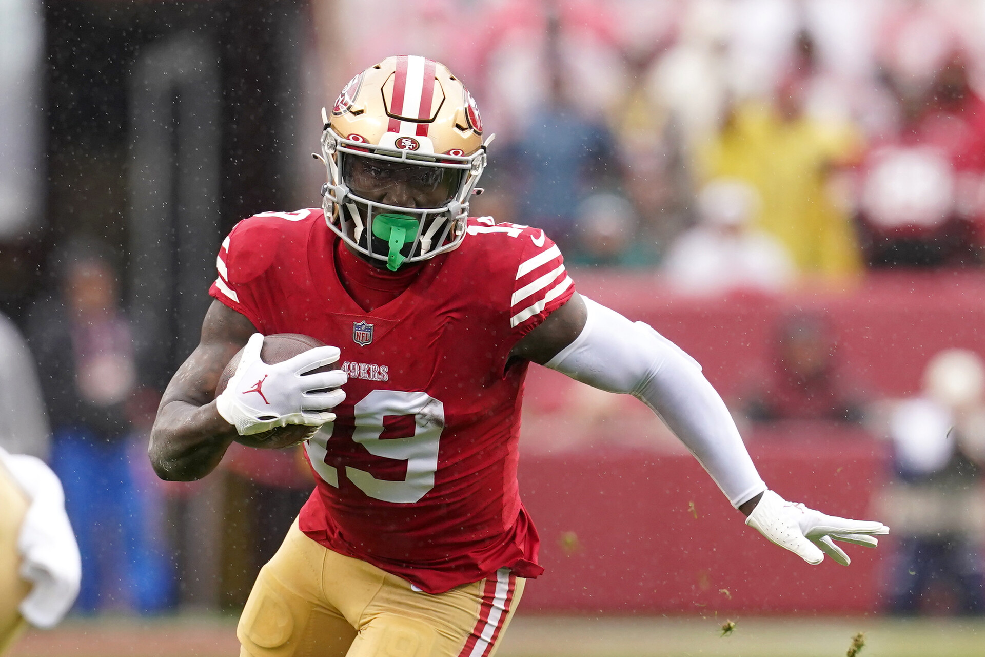 San Francisco 49ers wide receiver Deebo Samuel (19) runs after a catch in the first quarter during a wild card game against the Seattle Seahawks at Levi's Stadium.