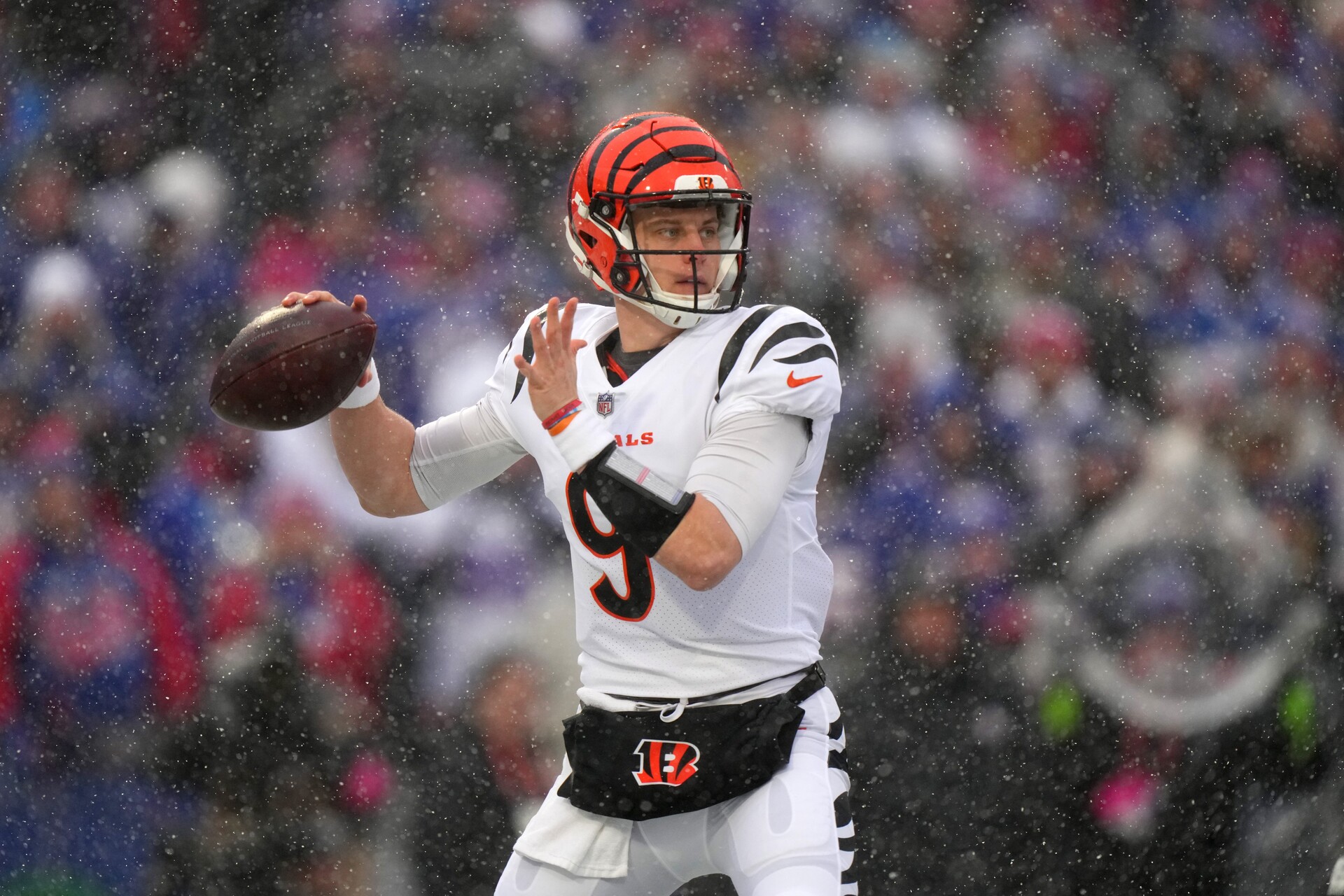 Cincinnati Bengals quarterback Joe Burrow (9) throws in the first quarter during an NFL divisional playoff football game between the Cincinnati Bengals and the Buffalo Bills, Sunday, Jan. 22, 2023, at Highmark Stadium in Orchard Park, N.Y.