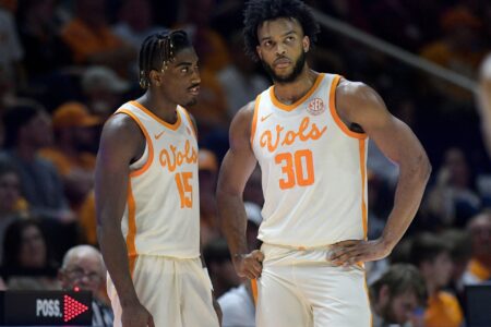 Tennessee's Jahmai Mashack (15) and Josiah-Jordan James (30) during the pause in the NCAA college basketball game against Arkansas on Tuesday, February 28, 2023 un Knoxville, Tenn.