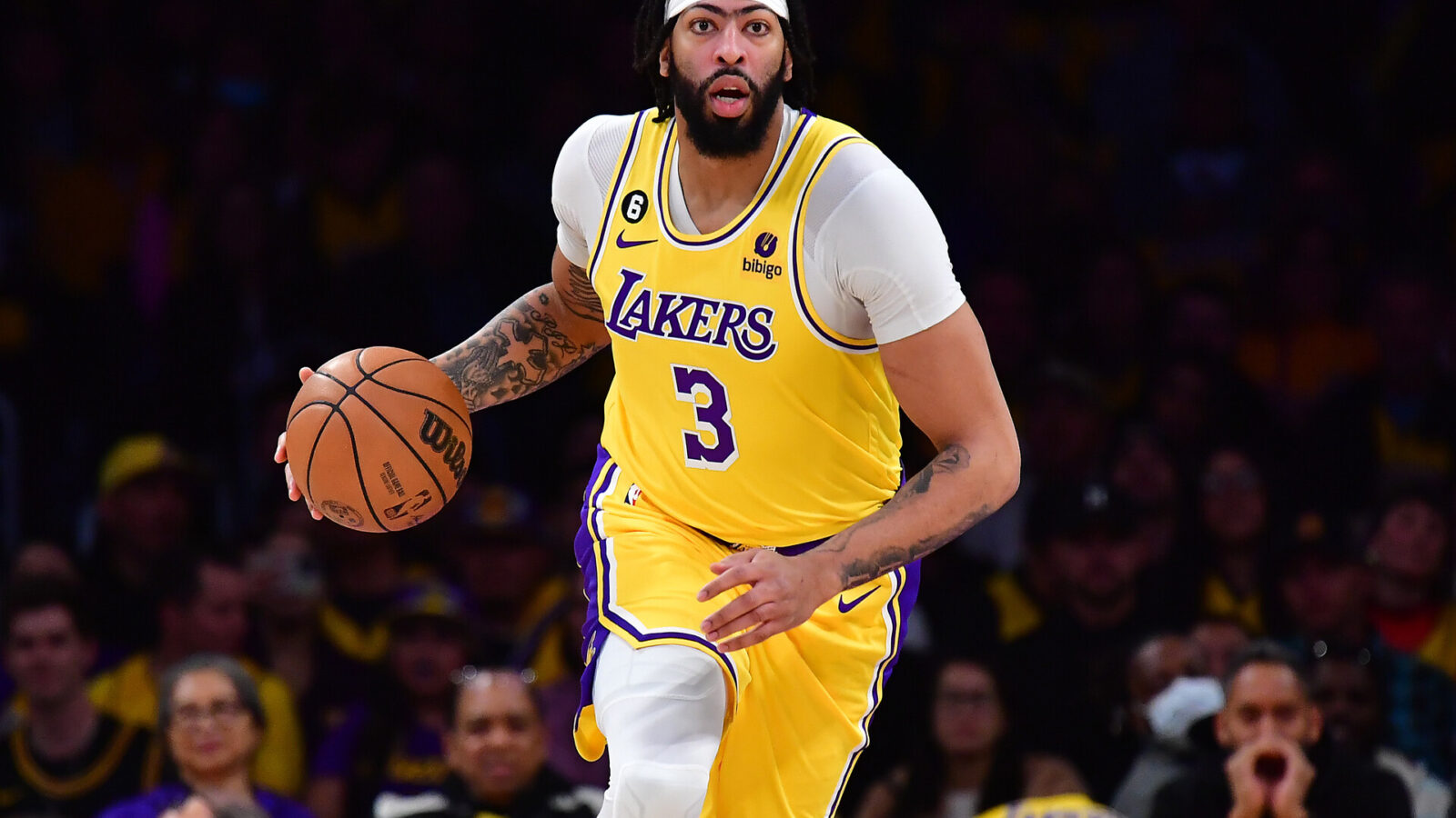 Los Angeles Lakers forward Anthony Davis (3) moves the ball up court against the Memphis Grizzlies during the first half at Crypto.com Arena.