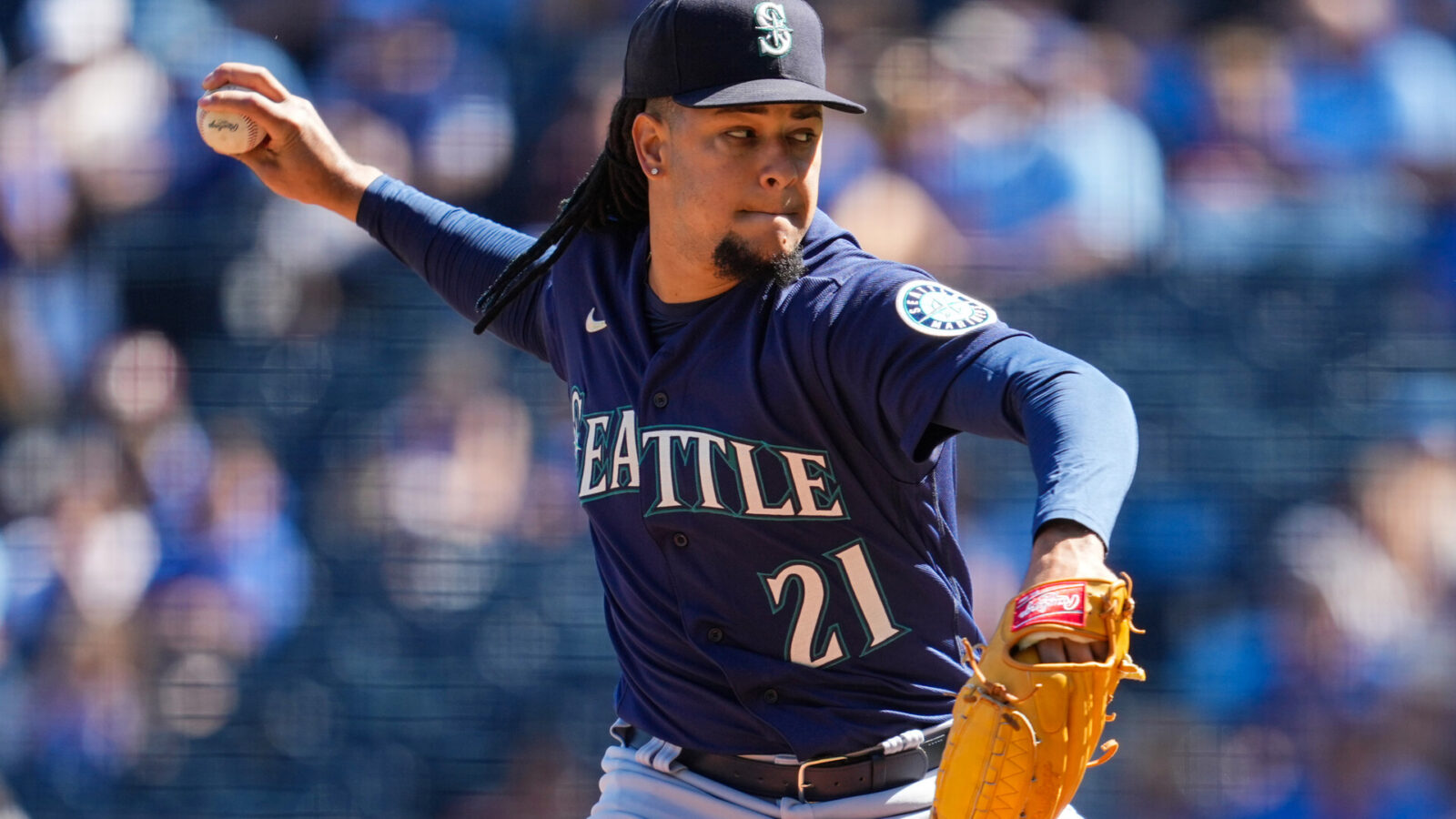 Seattle Mariners starting pitcher Luis Castillo (21) pitches against the Kansas City Royals during the first inning at Kauffman Stadium.