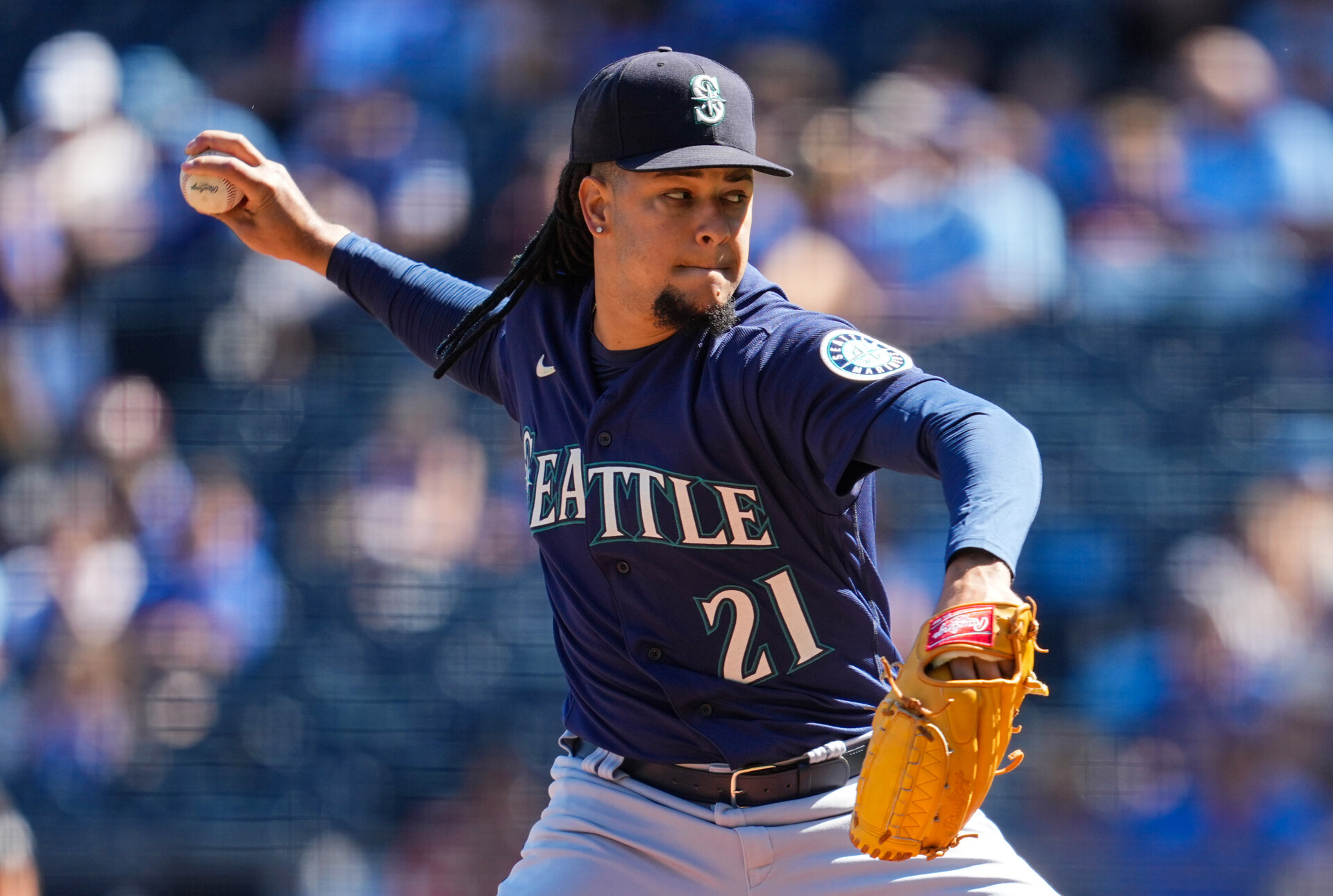 Seattle Mariners starting pitcher Luis Castillo (21) pitches against the Kansas City Royals during the first inning at Kauffman Stadium.