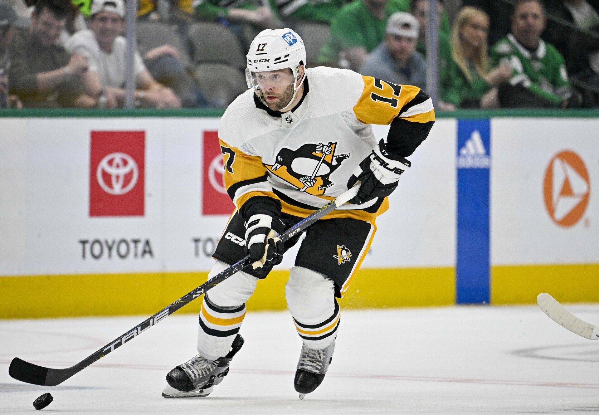 Pittsburgh Penguins right wing Bryan Rust (17) in action during the game between the Dallas Stars and the Pittsburgh Penguins at American Airlines Center.