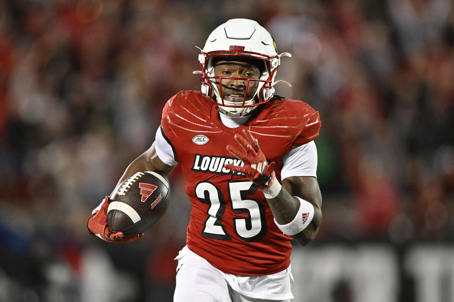 Louisville Cardinals running back Jawhar Jordan (25) runs the ball to score a touchdown against the Notre Dame Fighting Irish during the second half at L&N Federal Credit Union Stadium. Louisville defeated Notre Dame 33-20.