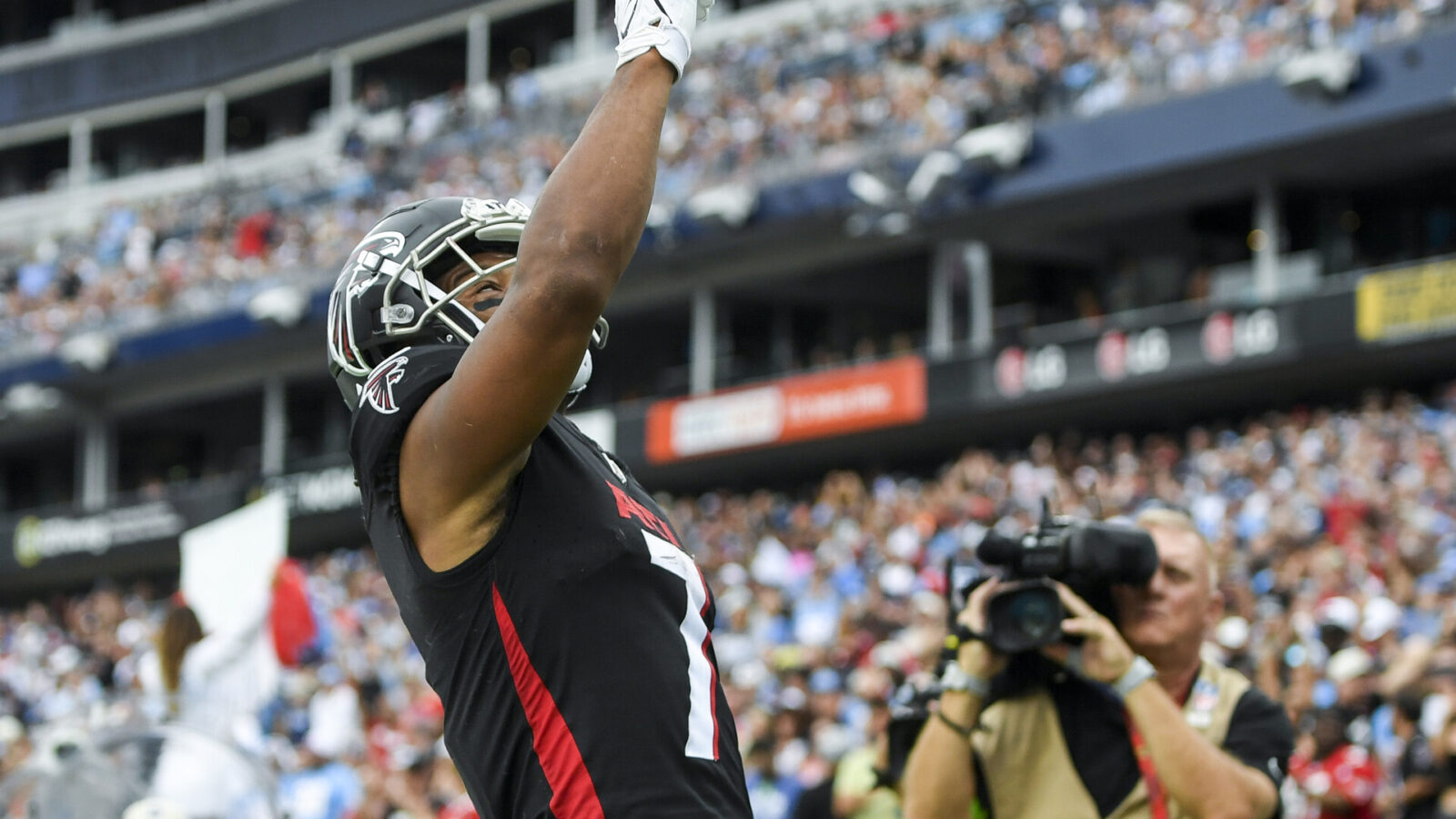Oct 29, 2023; Nashville, Tennessee, USA; Atlanta Falcons running back Bijan Robinson (7) celebrates a touchdown against the Tennessee Titans during the second half at Nissan Stadium.
