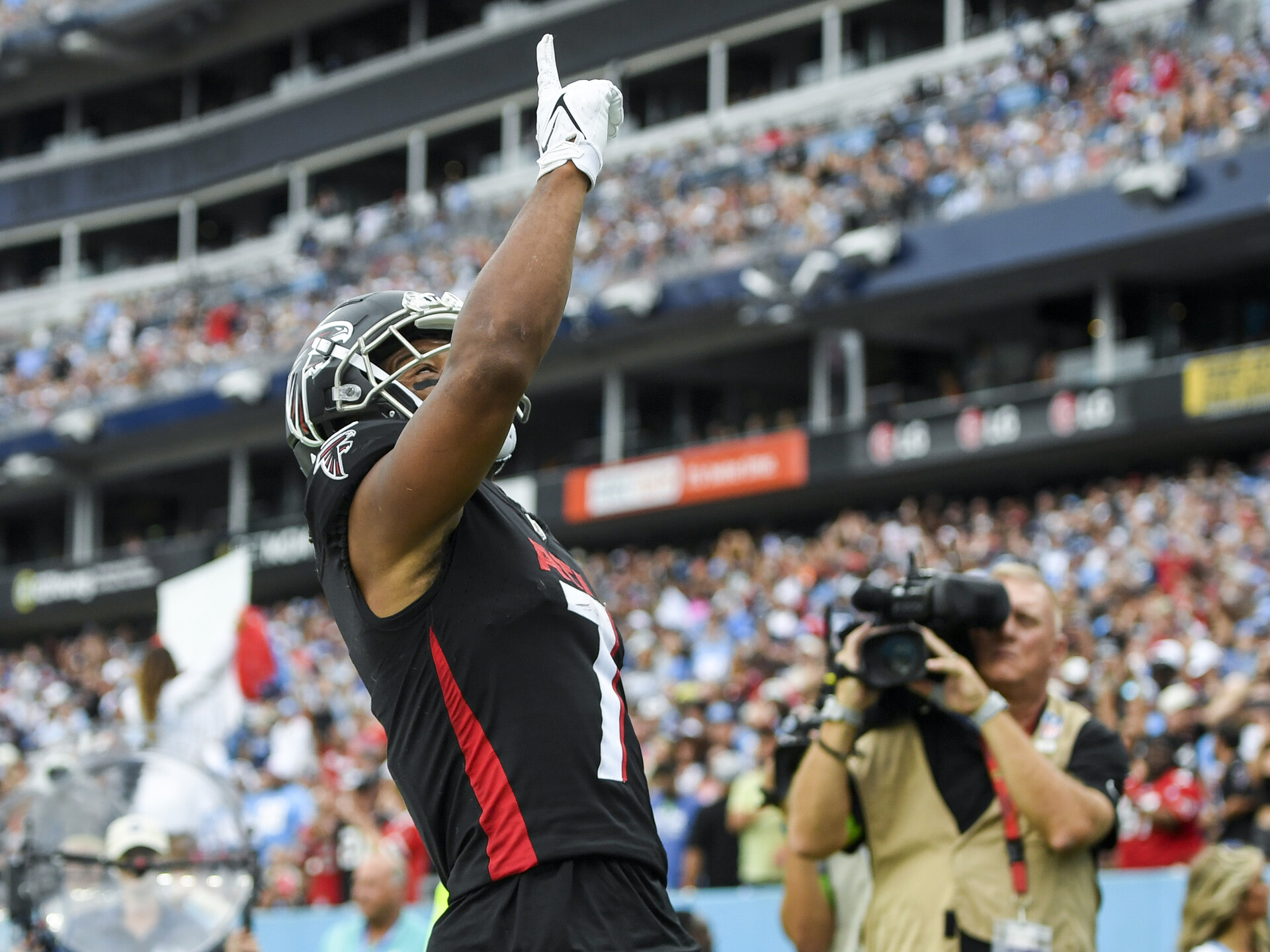 Oct 29, 2023; Nashville, Tennessee, USA; Atlanta Falcons running back Bijan Robinson (7) celebrates a touchdown against the Tennessee Titans during the second half at Nissan Stadium.