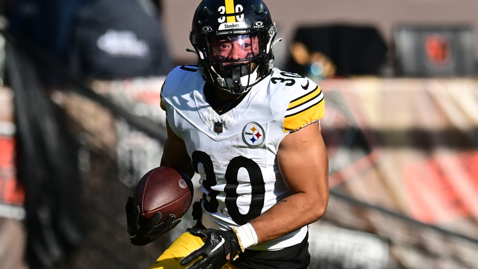 Pittsburgh Steelers running back Jaylen Warren (30) runs with the ball en route to a touchdown during the second half against the Cleveland Browns at Cleveland Browns Stadium.