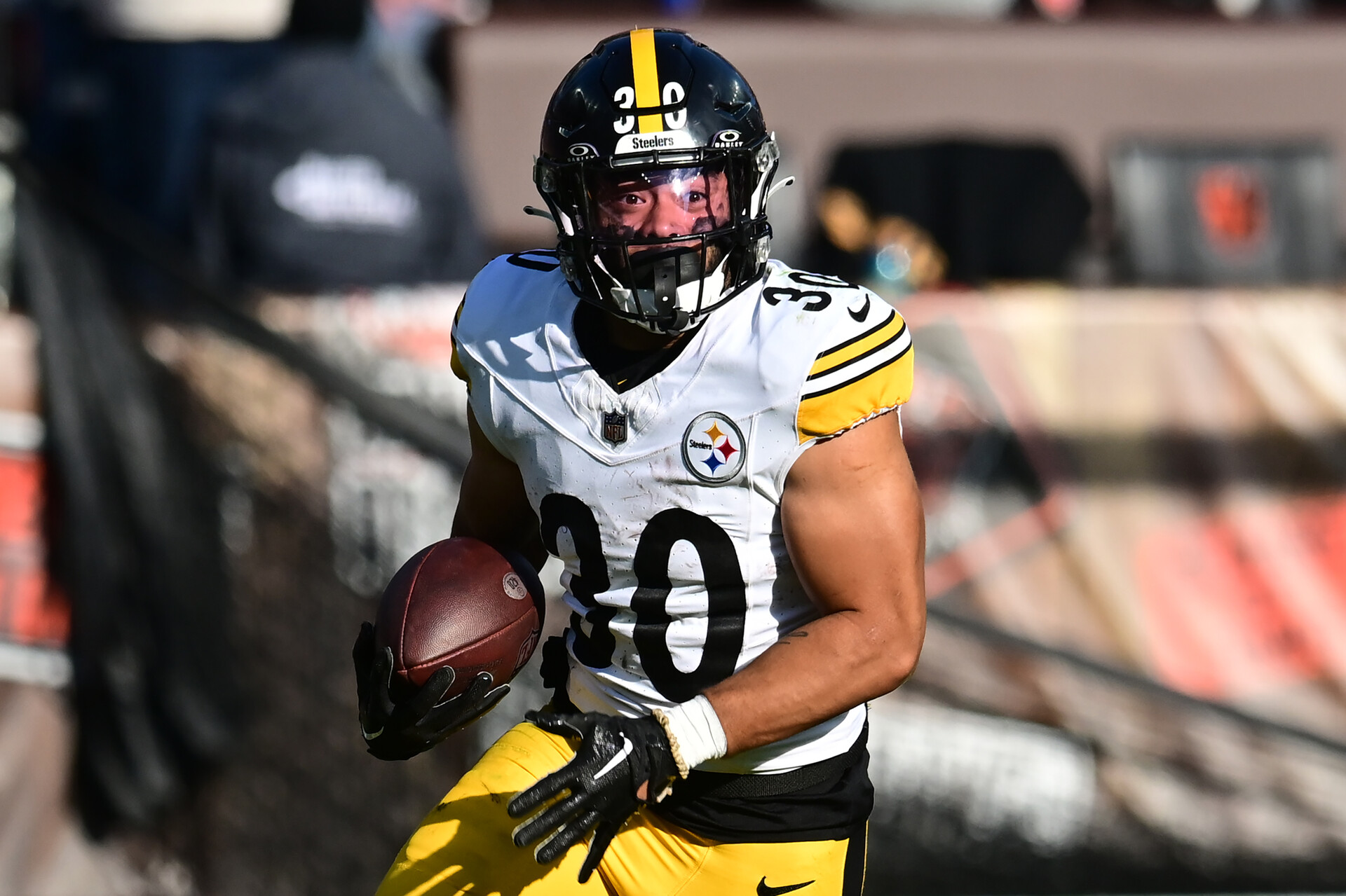Pittsburgh Steelers running back Jaylen Warren (30) runs with the ball en route to a touchdown during the second half against the Cleveland Browns at Cleveland Browns Stadium.