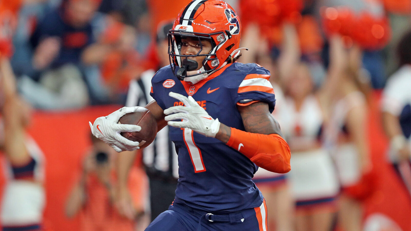 Syracuse Orange running back LeQuint Allen (1) runs for a touchdown against the Army Black Knights during the second half at JMA Wireless Dome.