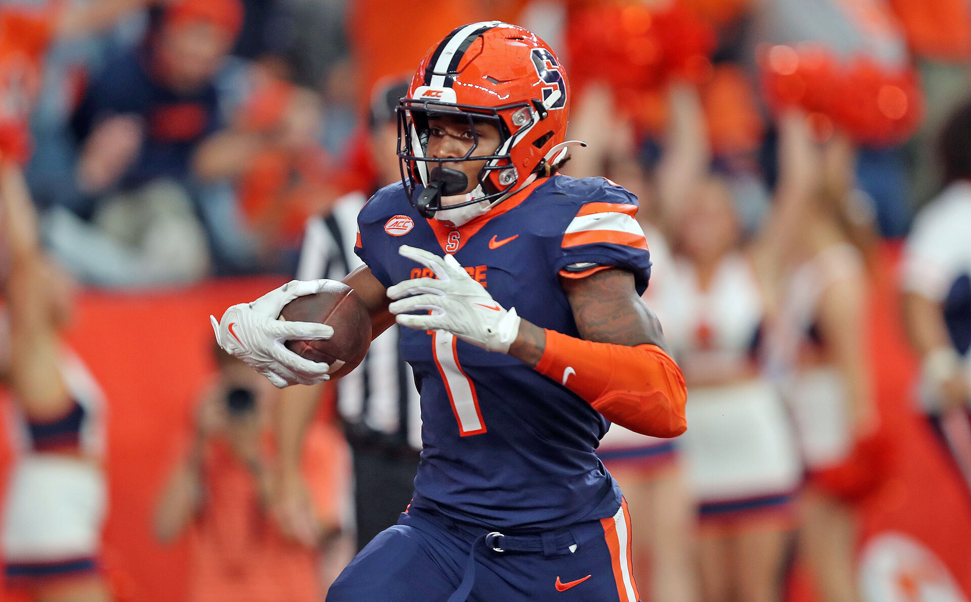 Syracuse Orange running back LeQuint Allen (1) runs for a touchdown against the Army Black Knights during the second half at JMA Wireless Dome.