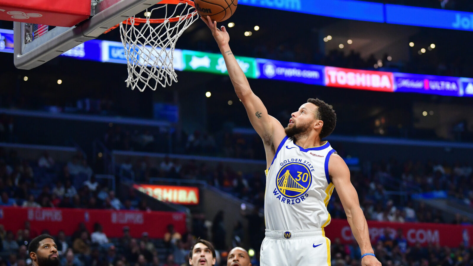 Dec 2, 2023; Los Angeles, California, USA; Golden State Warriors guard Stephen Curry (30) moves in to score a basket against the Los Angeles Clippers during the first half at Crypto.com Arena.