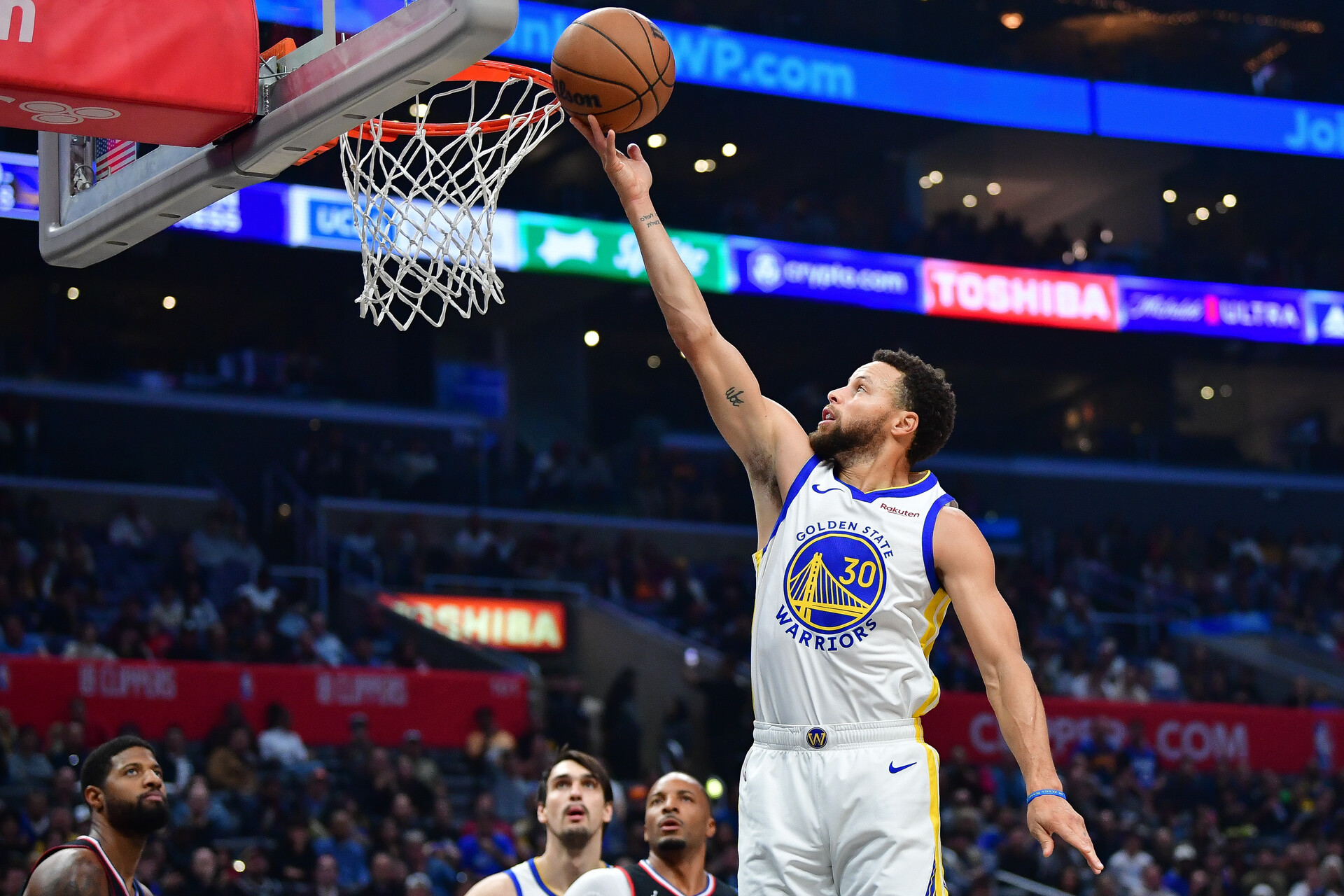 Dec 2, 2023; Los Angeles, California, USA; Golden State Warriors guard Stephen Curry (30) moves in to score a basket against the Los Angeles Clippers during the first half at Crypto.com Arena.
