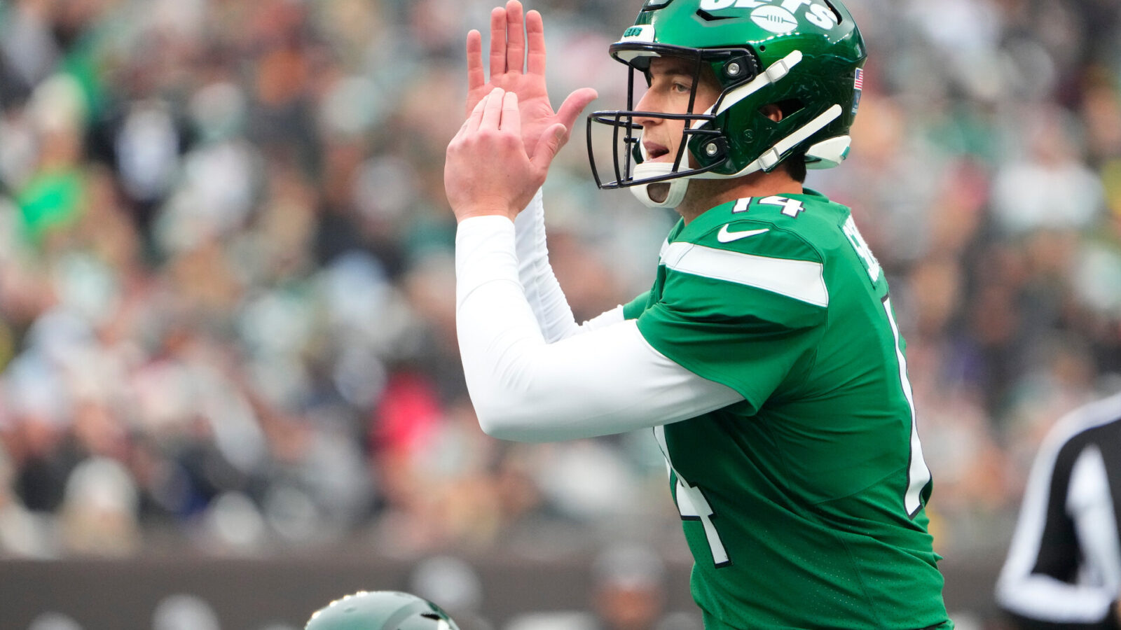 New York Jets quarterback Trevor Siemian (14) calls timeout against the Washington Commanders in the first half at MetLife Stadium.