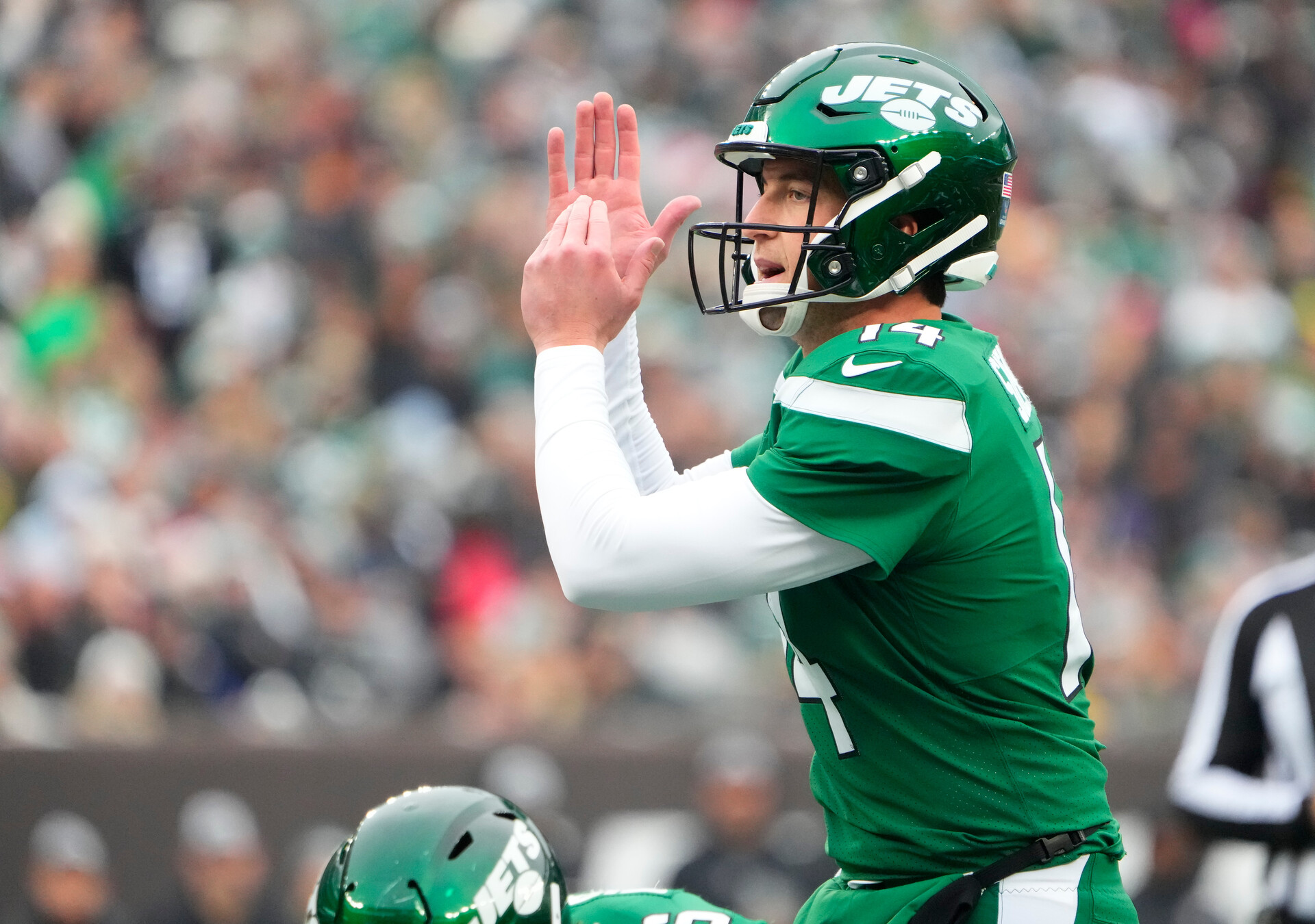 New York Jets quarterback Trevor Siemian (14) calls timeout against the Washington Commanders in the first half at MetLife Stadium.