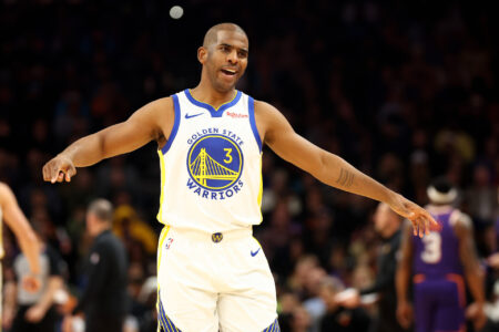 Golden State Warriors guard Chris Paul (3) reacts against the Phoenix Suns at Footprint Center.