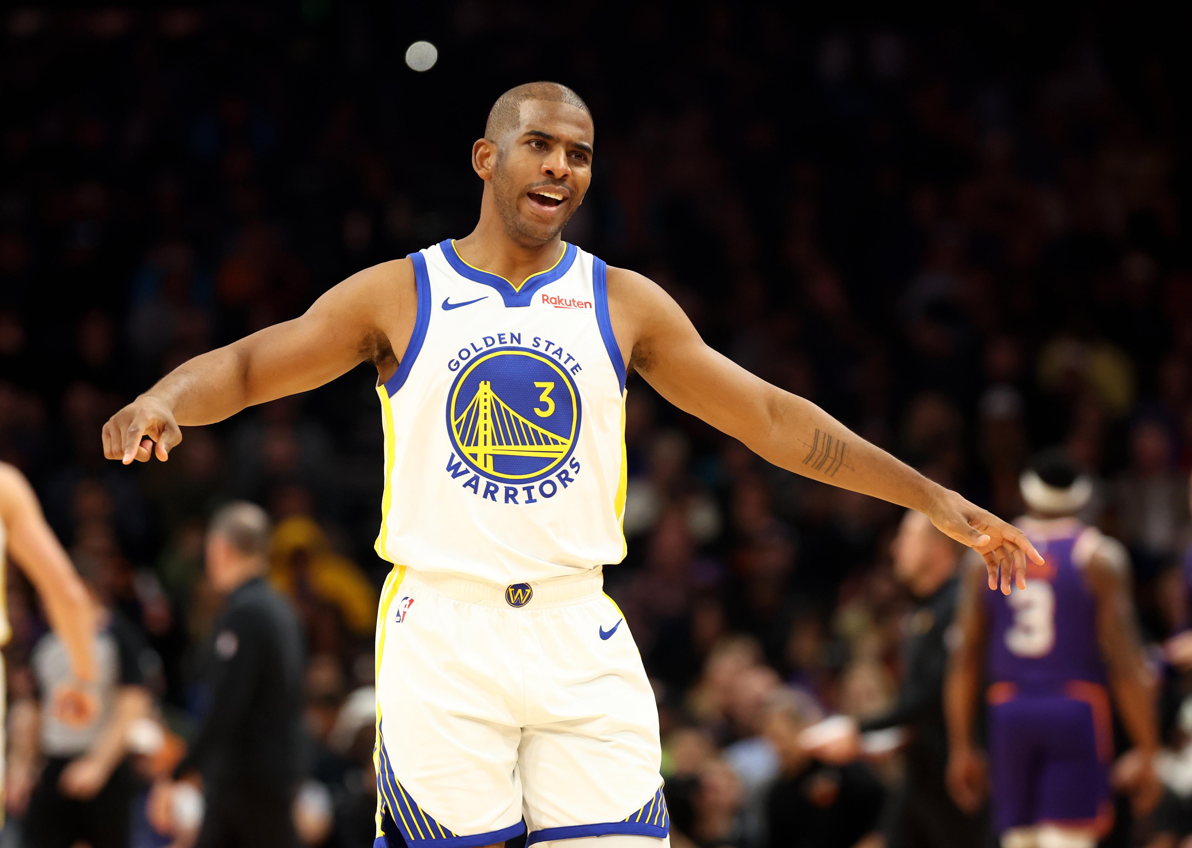 Golden State Warriors guard Chris Paul (3) reacts against the Phoenix Suns at Footprint Center.