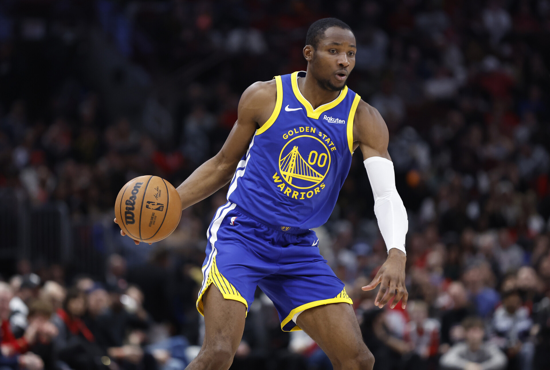 Golden State Warriors forward Jonathan Kuminga (00) dribbles during the first half against the Chicago Bulls at United Center.