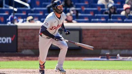Detroit Tigers left fielder Riley Greene (31) hits a single against the New York Mets during the eleventh inning at Citi Field.
