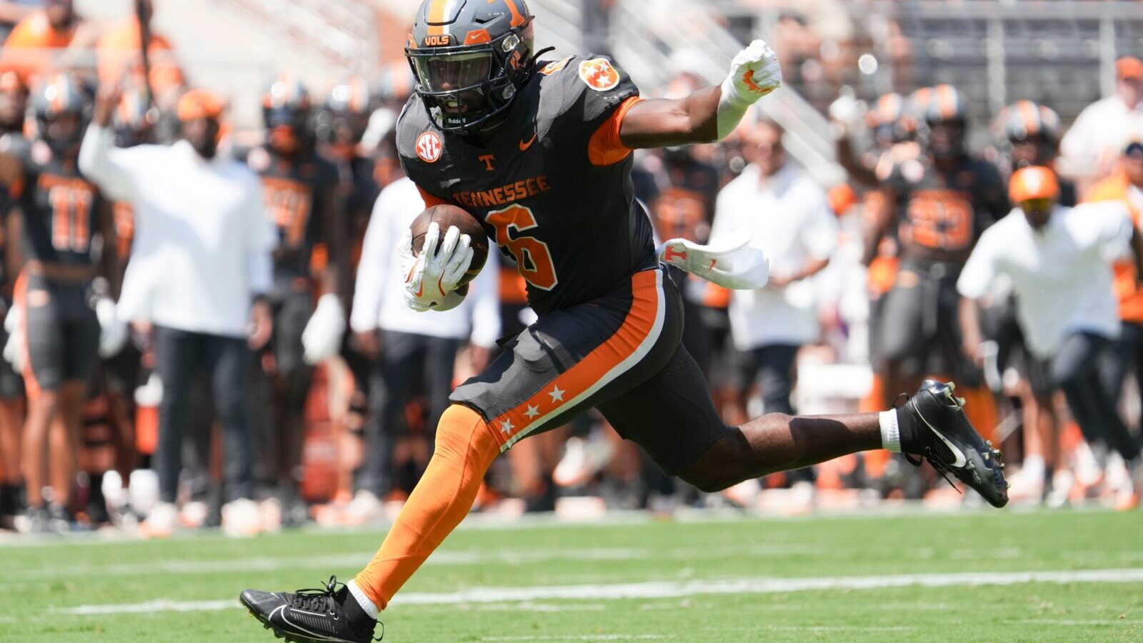 Tennessee running back Dylan Sampson (6) runs with the ball during a game between Tennessee and Chattanooga, Saturday, Aug. 31, 2024.