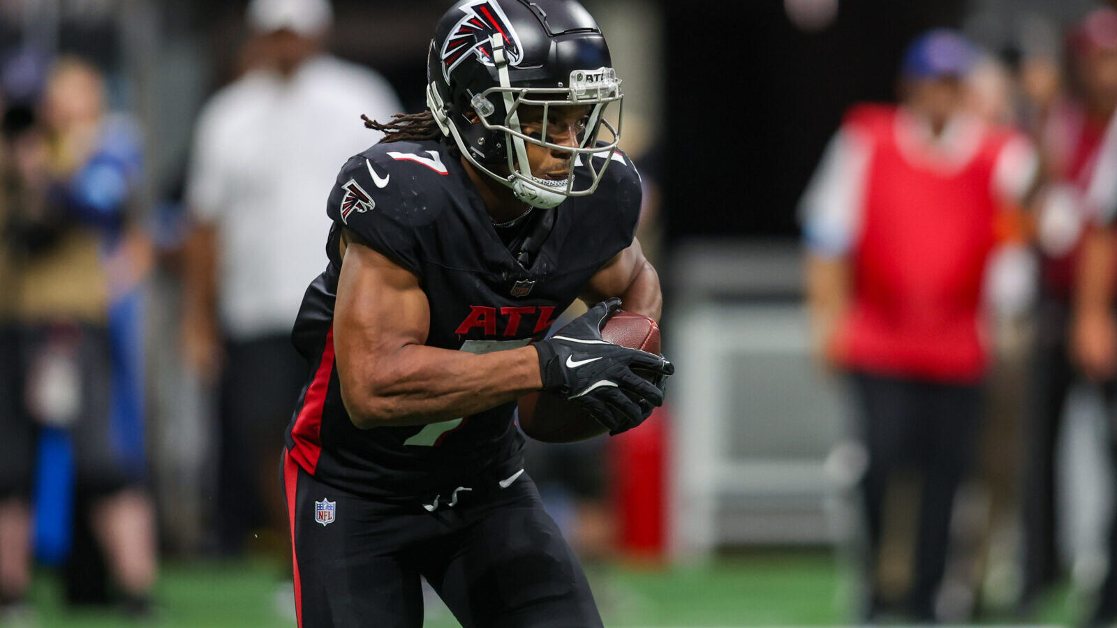 Sep 8, 2024; Atlanta, Georgia, USA; Atlanta Falcons running back Bijan Robinson (7) runs the ball against the Pittsburgh Steelers in the second quarter at Mercedes-Benz Stadium.