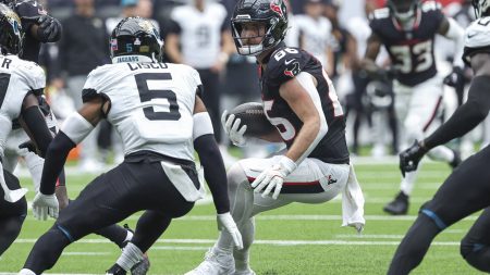 Sep 29, 2024; Houston, Texas, USA; Houston Texans tight end Dalton Schultz (86) makes a reception during the second quarter against the Jacksonville Jaguars at NRG Stadium.