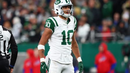 Oct 14, 2024; East Rutherford, New Jersey, USA; New York Jets wide receiver Allen Lazard (10) reacts after catching a pass for a first down against the Buffalo Bills during the second half at MetLife Stadium.
